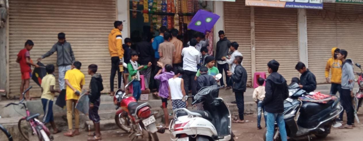 *जिले में पतंग व्यवसायी चोरी छिपे बेच रहे प्रतिबंधित चाइनीज़ मांझा*