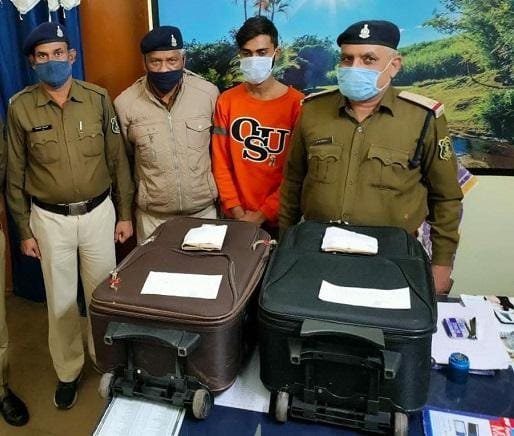 *जल्दबाजी में दुर्ग का गांजा तस्कर बच गया, यूपी के दो आरोपी दो लाख के माल समेत पकडा़ए*