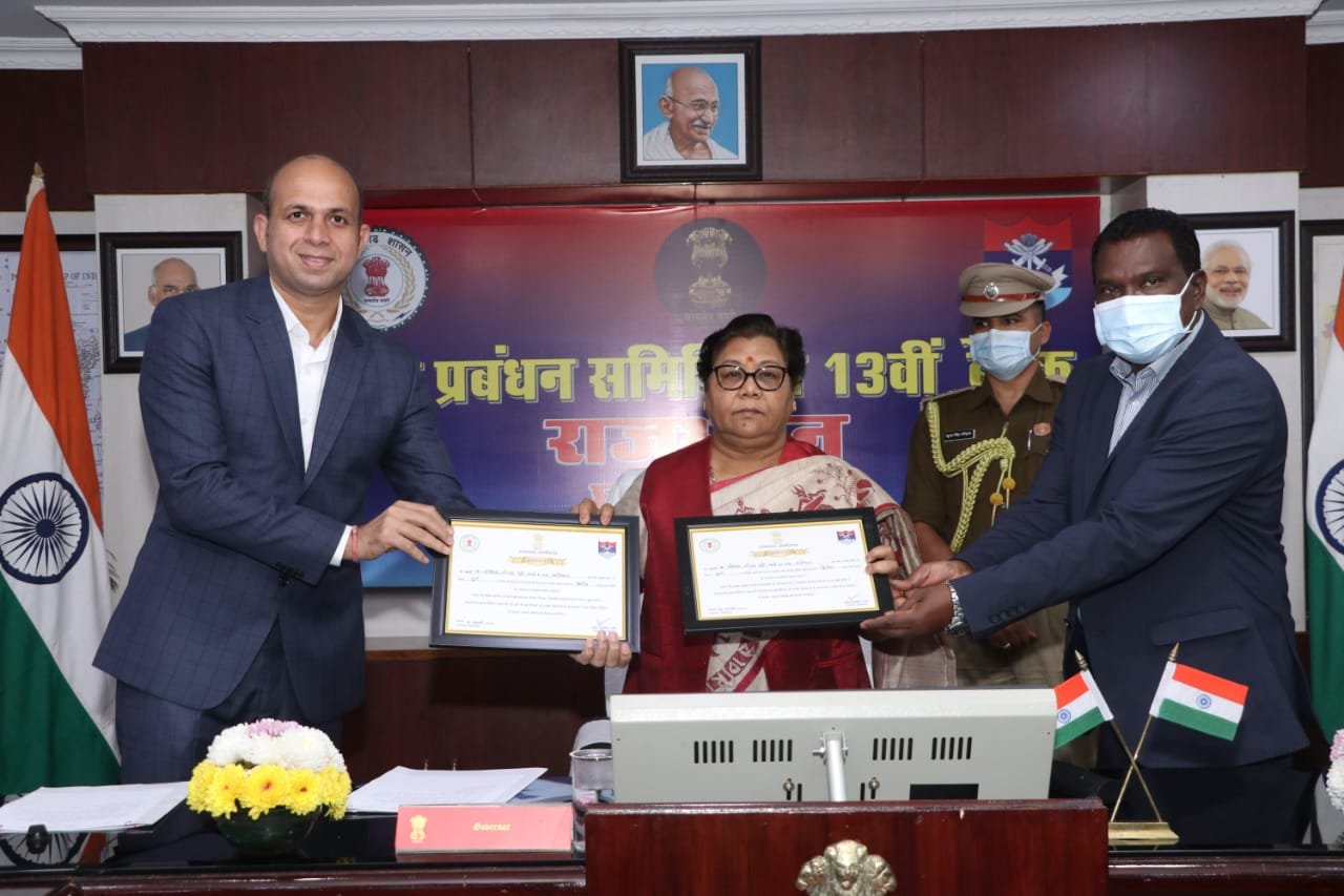 *झंडा कोष में सराहनीय योगदान के लिए  दुर्ग जिला राज्यपाल के हाथों सम्मानित,  कलेक्टर डॉ. सर्वेश्वर नरेंद्र भुरे ने ग्रहण किया सम्मान*