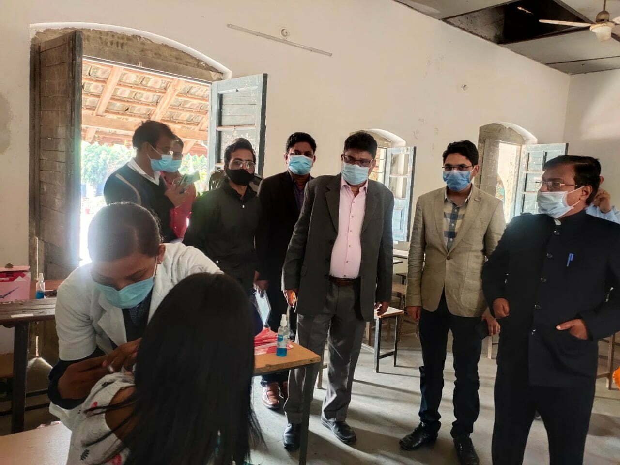 *टीकाकरण महाभियान में लोगों ने बड़ी संख्या में लगवाया टीका, जनप्रतिनिधियों एवं अधिकारियों ने किया टीकाकरण केंद्रों का निरीक्षण*