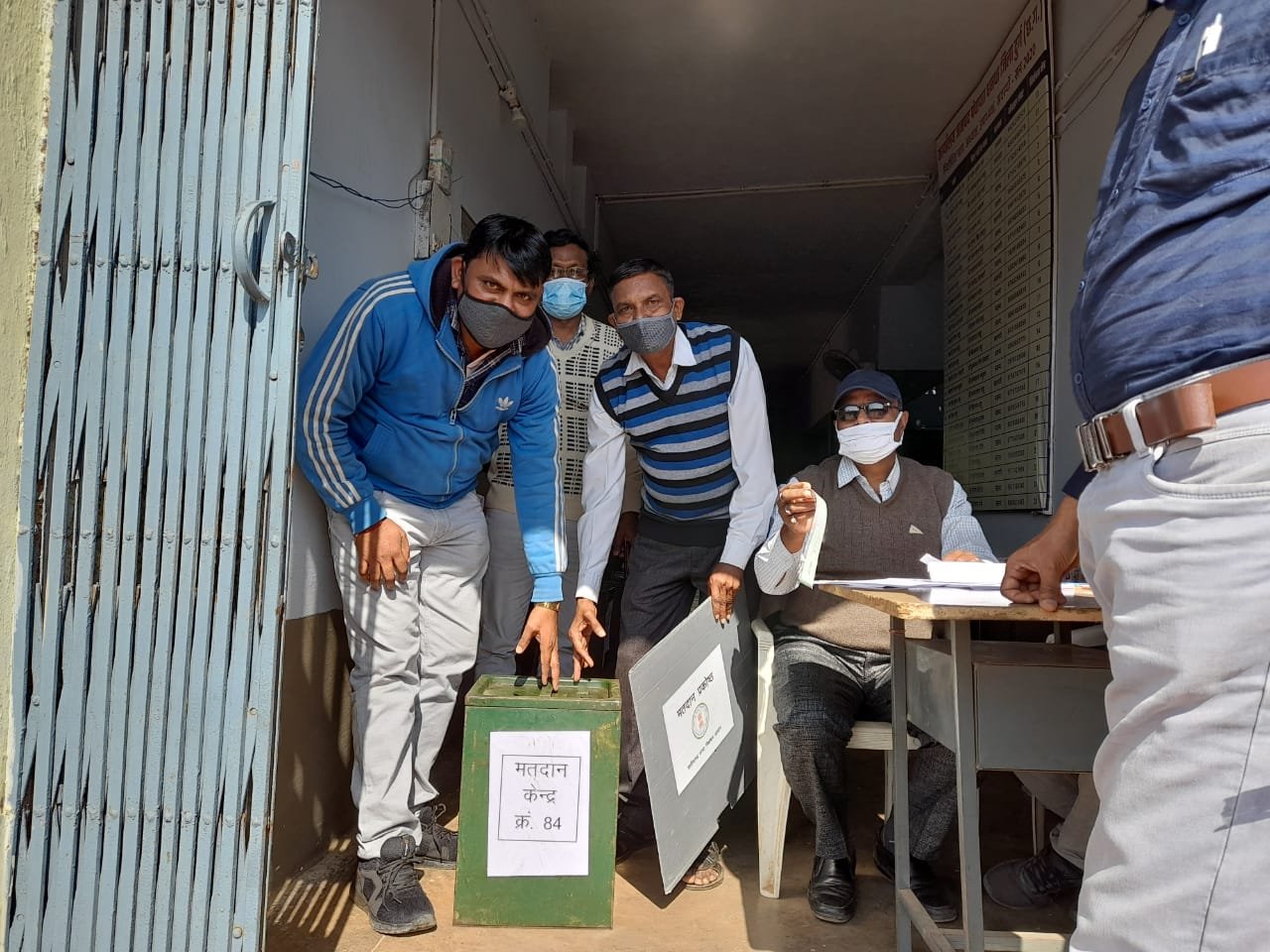 *त्रिस्तरीय पंचायत निर्वाचन के लिए मतदान दल निर्वाचन सामग्री के साथ रवाना, सरपंच के 8 पंच के 14 पदों के लिए कल होगा मतदान*
