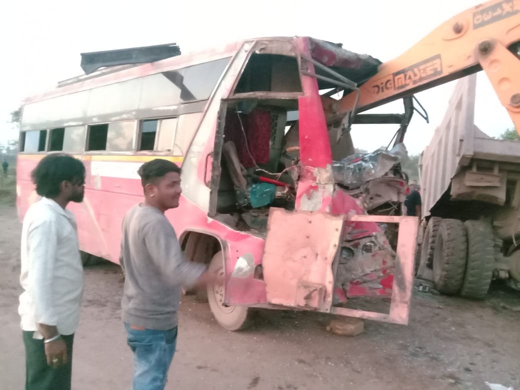 *उतई पाटन मार्ग पर सवारी बस को हाईवा ने मारी ठोकर, सात पुरुष एक महिला घायल, सभी को उतई अस्पताल में कराया गया भर्ती*