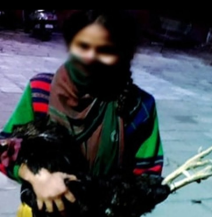 *साहब इसका मर्डर हुआ है, केस दर्ज किजिए" मरा मुर्गा हाथ में लिए थाना पहुंची महिला*
