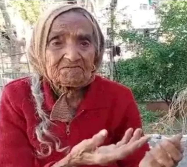 *करोड़ों सम्पत्ति के बावजूद दो वक्त की रोटी के लिए तरस रही 95 साल की मां*