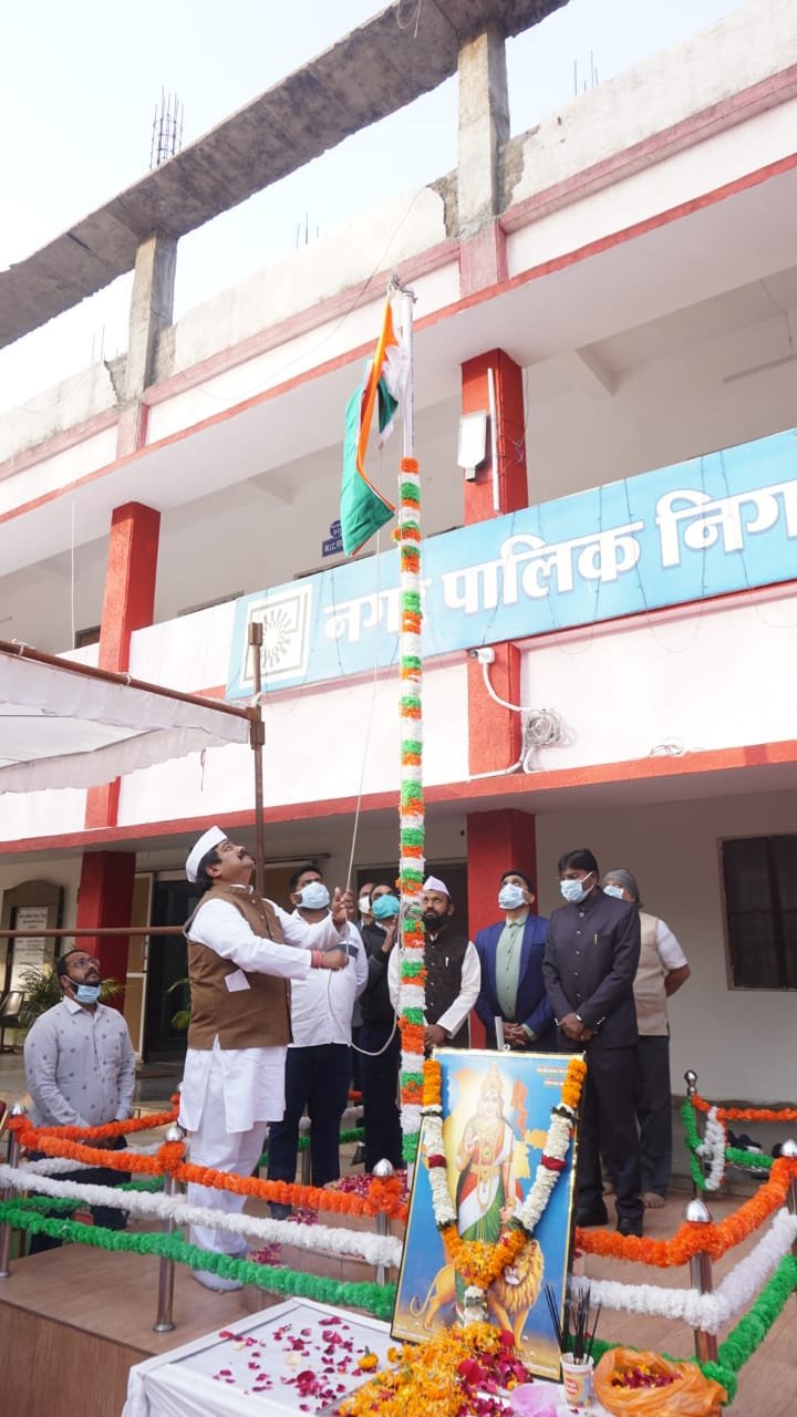 *गणतंत्र दिवस के अवसर पर महापौर ने भिलाई निगम के मुख्यालय में किया ध्वजारोहण, शान से लहराया तिरंगा, उत्कृष्ट कार्य करने वाले अधिकारी/कर्मचारियों को किया सम्मानित*