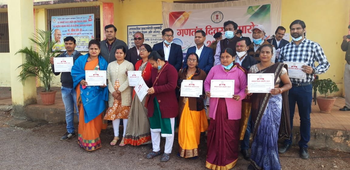 *धमधा विकासखंड में अनुविभागीय अधिकारी नोकिया ध्वजारोहण, 80 अधिकारी एवं कर्मचारी हुए सम्मानित* *धमधा विकासखंड में अनुविभागीय अधिकारी नोकिया ध्वजारोहण, 80 अधिकारी एवं कर्मचारी हुए सम्मानित*