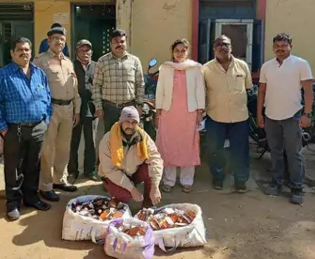 *झाड़-फूंक की आड़ में बेचता रहा शराब, सुपेला में टाइल्स के नीचे छिपाकर रखी मिली पेटियां, रात भर प्रकरण में लीपापोती कराने होता रहा प्रयास*