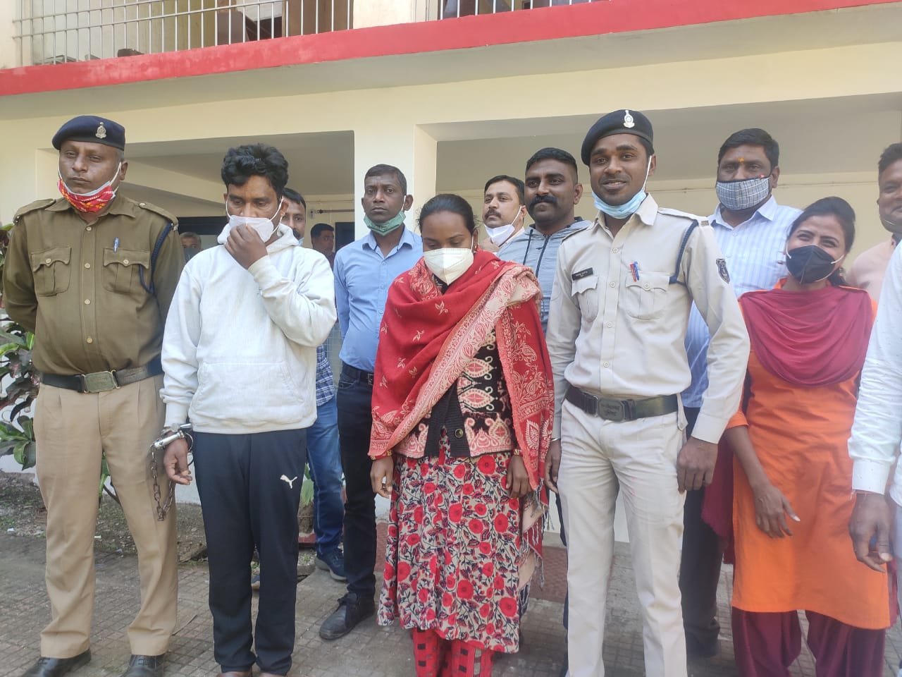 *चरोदा अंधे हत्याकाण्ड का खुलासा,पत्नि ने प्रेमी के साथ मिलकर दिया था घटना को अंजाम, देनदारी से बचने रचि हत्या की साजिश, पत्नी एवं प्रेमी गिरफ्तर* *चरोदा अंधे हत्याकाण्ड का खुलासा,पत्नि ने प्रेमी के साथ मिलकर दिया था घटना को अंजाम, देनदारी से बचने रचि हत्या की साजिश, पत्नी एवं प्रेमी गिरफ्तर*