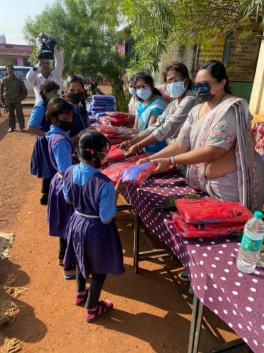 *मां शारदा समर्थ चैरिटेबल ट्रस्ट ने खेदामारा के शासकीय पूर्व माध्यमिक शाला मे 86 बच्चों को गर्म कपड़े किए वितरित*