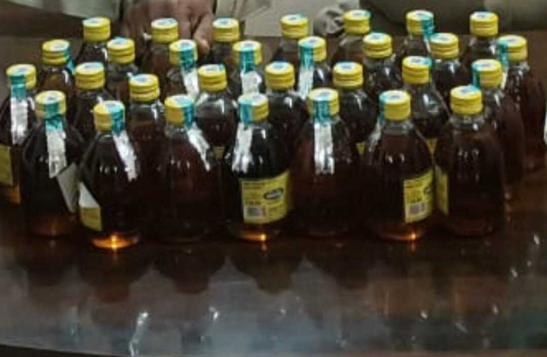 *थैला में शराब की बोतलें भर स्टेशन चौराहा पर बेच रहा था आरोपी, पुलिस पहुंचते ही भागे खरीददार* *थैला में शराब की बोतलें भर स्टेशन चौराहा पर बेच रहा था आरोपी, पुलिस पहुंचते ही भागे खरीददार*