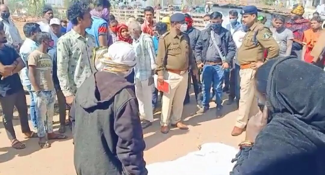 *धमधा नाका फ्लाईओवर पर ट्रक ने कुचला महिला को, मौके पर मौत , आक्रोशित परिजनों ने किया जाम* *धमधा नाका फ्लाईओवर पर ट्रक ने कुचला महिला को, मौके पर मौत , आक्रोशित परिजनों ने किया जाम*