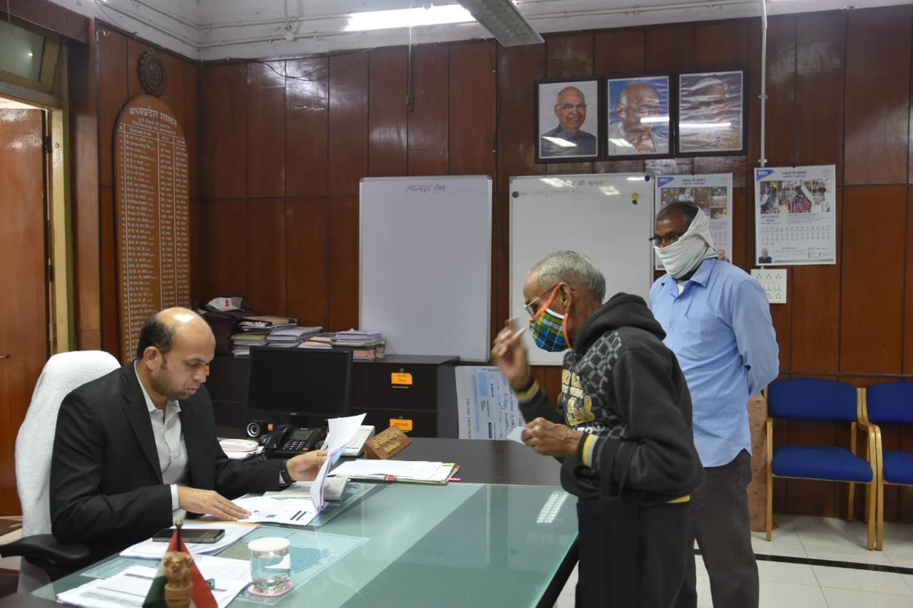 *भिलाई चरोदा निगम पार्षद ने शराब दुकान बंद करने जनदर्शन में दिया आवेदन, 40 नागरिकों को सुना कलेक्टर ने* *भिलाई चरोदा निगम पार्षद ने शराब दुकान बंद करने जनदर्शन में दिया आवेदन, 40 नागरिकों को सुना कलेक्टर ने*