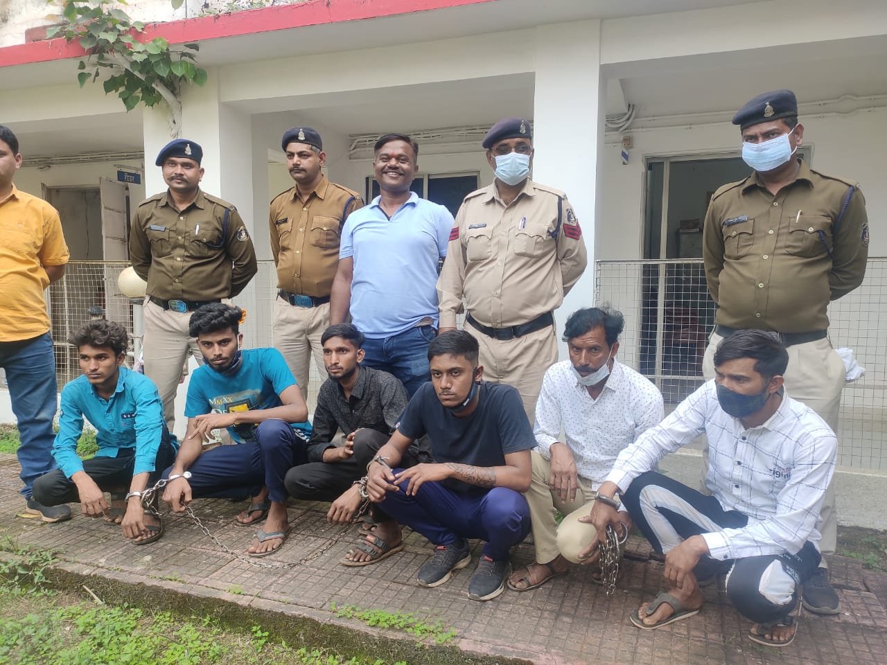 *दुग्ध व्यवसायी युवक के हत्याकांड में पिता-पुत्र सहित 6 आरोपी गिरफ्तार, हत्या में प्रयुक्त हथियार जप्त, 2 दिन पूर्व घर के समीप कैंप 2 में घटना को दिया था अंजाम*