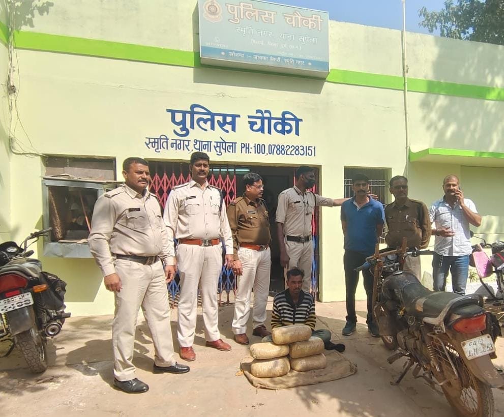 *दुपहिया वाहन से गांजा तस्करी करता आरोपी गिरफ्तार ,10 किलो गांजा जप्त, स्मृति नगर पुलिस की कार्यवाही*
