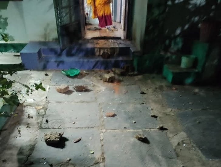 *भाजपा नेता के दरवाजे पर बरसे ईंट-पत्थर, जान से मारने की धमकी देता रहा आरोपी, नहीं दर्ज हुई एफआईआर*