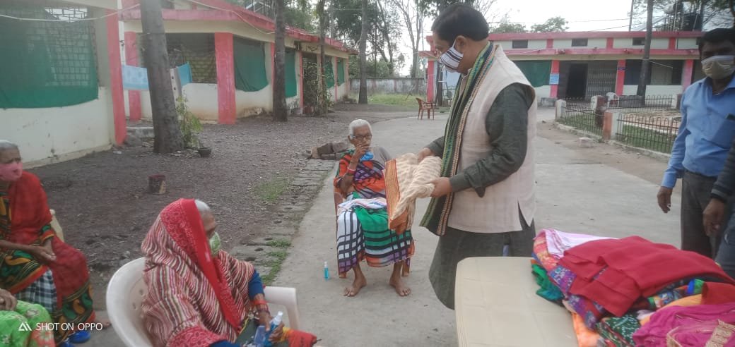 *वृद्धजनों की सेवा से बढ़ते हैं – आयु , विद्या, यश और बल, आचार्य डा. शर्मा ने वृद्धाश्रम में भोजन और वस्त्रों के साथ बाँटे मास्क-सेनेटाइजर्स भी*