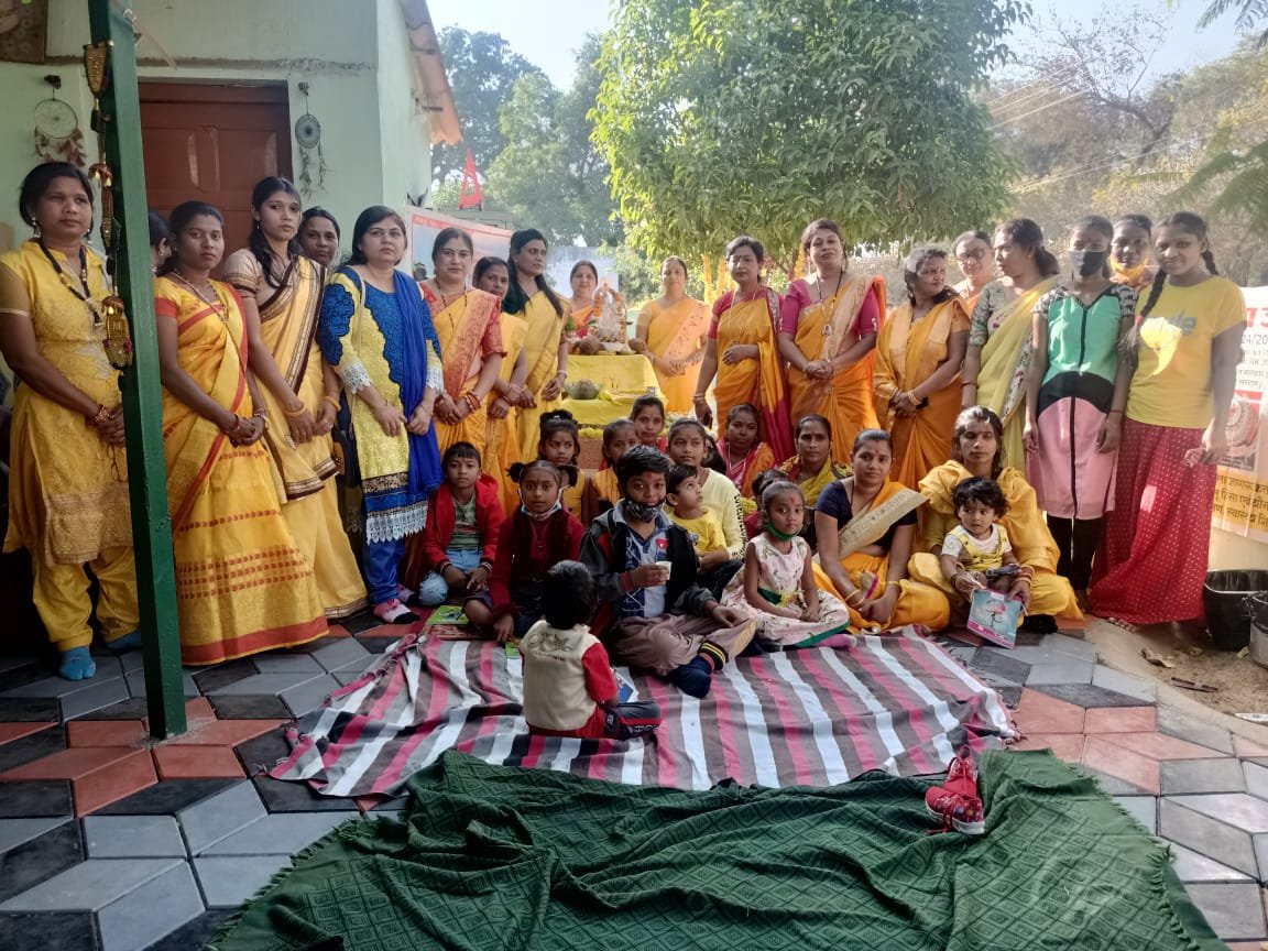 *छत्तीसगढ़ उड़ान नई दीक्षा बसंत पंचमी पर बस्ती की निरक्षर महिलाओं को शिक्षित करने का उठाया बीड़ा*