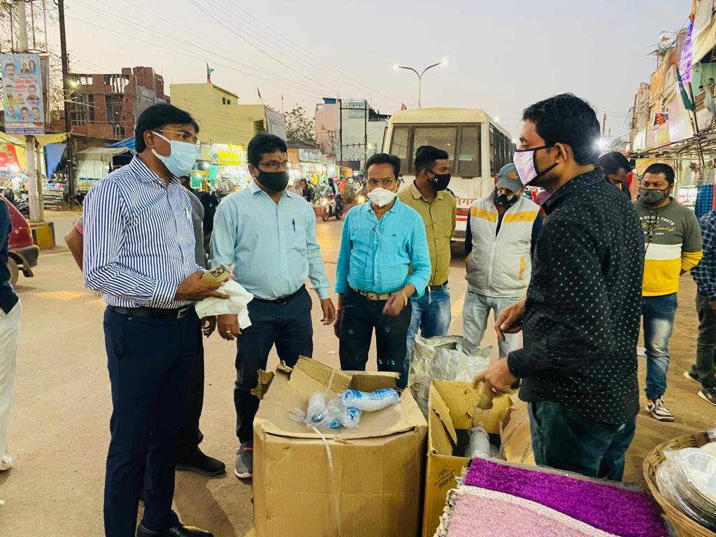 *सिंगल यूज प्लास्टिक पर कार्यवाही की कमान संभाली कमिश्नर ने ग्राहक बनकर पहुंचे मार्केट, व्यापारियों के मध्य मचा हड़कंप, भारत प्लास्टिक पर कार्यवाही कर लगाया जुर्माना* *सिंगल यूज प्लास्टिक पर कार्यवाही की कमान संभाली कमिश्नर ने ग्राहक बनकर पहुंचे मार्केट, व्यापारियों के मध्य मचा हड़कंप, भारत प्लास्टिक पर कार्यवाही कर लगाया जुर्माना*