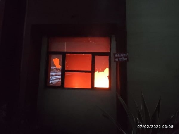 *रेल्वे रिजर्वेशन काउंटर में लगी आग, फायर ब्रिगेड से पाया काबू, बड़ा हादसा टला*
