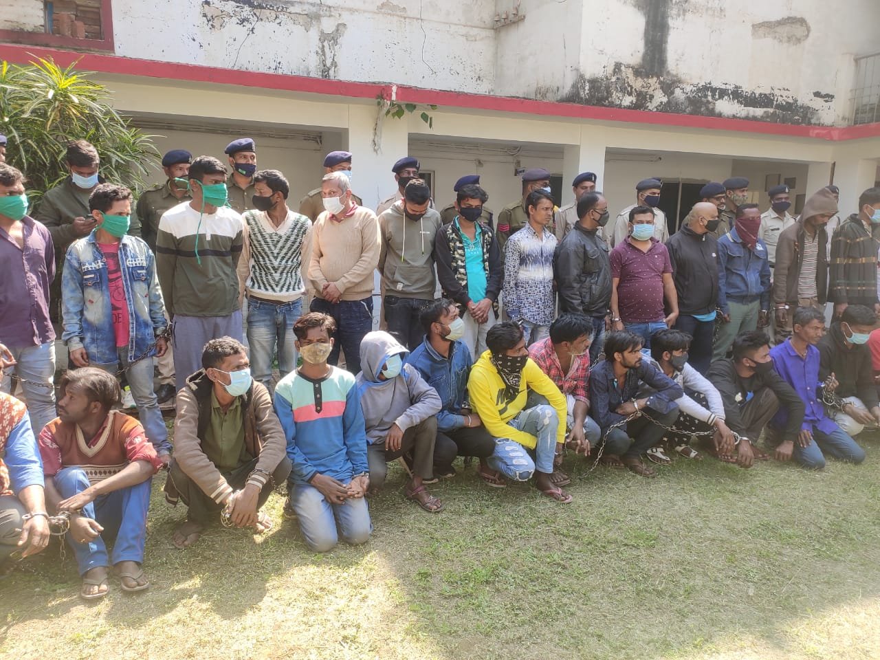 *विशेष अभियान चलाकर दुर्ग पुलिस द्वारा 12 घंटे के भीतर 51 स्थाई वारण्टियों को किया गिरफ्तार, 20 वर्ष से फरार वारंटी भी घर आ गया*
