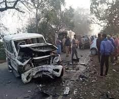 *बुलेरो-कार भिड़ंत में मां-बेटी और भतीजा समेत चार की मौत, घायलों को निकालने वाहनों को काटा गया*