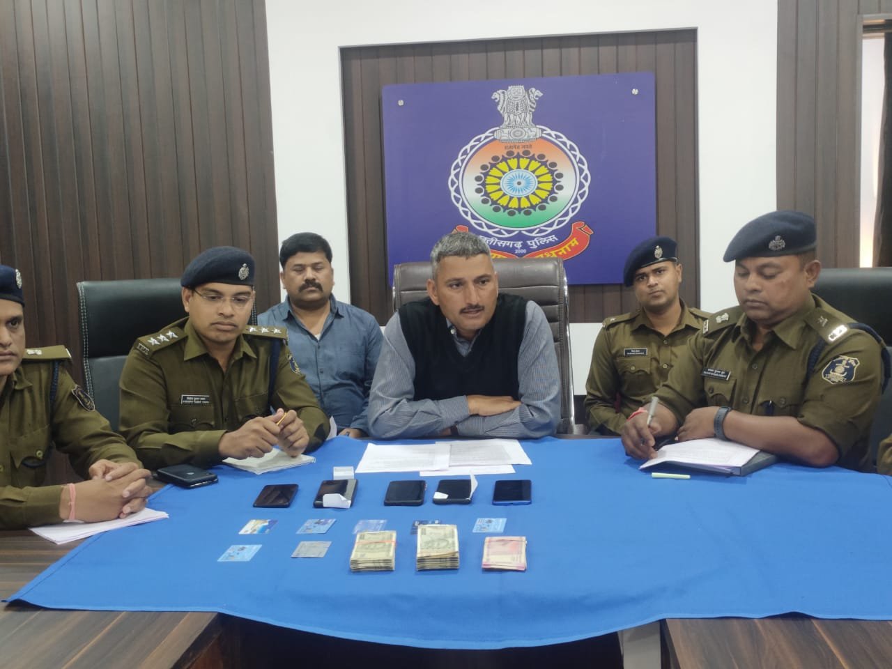 *भारतीय स्टेट बैंक दुर्ग शाखा मैनेजर के साथ हुई ठगी मामले में चार आरोपियों गिरफ्तार,  विभिन्न बैंक खातों से 35 लाख की राशि की गई फ्रिज, दुर्ग पुलिस की बड़ी कार्रवाई*