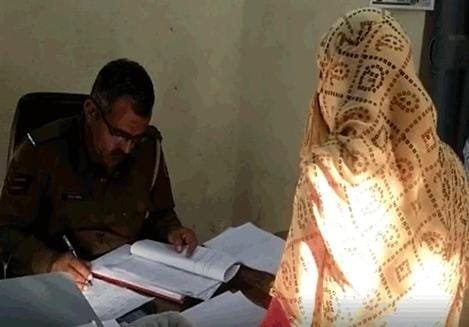 *फोन पर हुआ प्यार, घूमाने के बहाने ले गया प्रेमी, जेवरात और नकदी लेकर हुआ गायब, विवाहित महिला ने थाना पहुँच बताया दर्द*