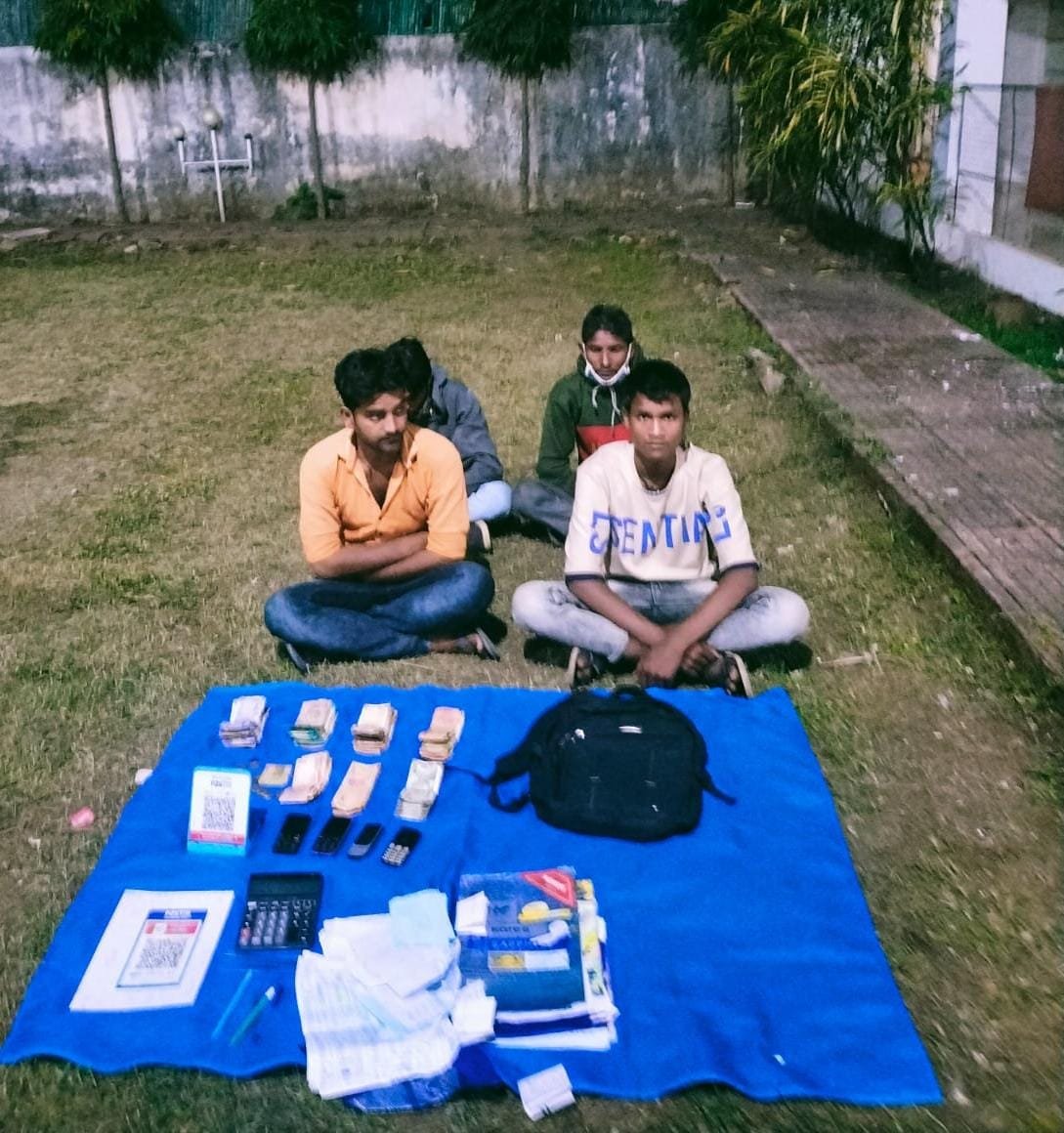 *पेटीएम क्यूआर कोड के माध्यम से ऑनलाइन सट्टे का कारोबार करने वाले चार खाई वालों को किया गिरफ्तार, 51 हजार एवं लाखों के सट्टा पट्टी जप्त*