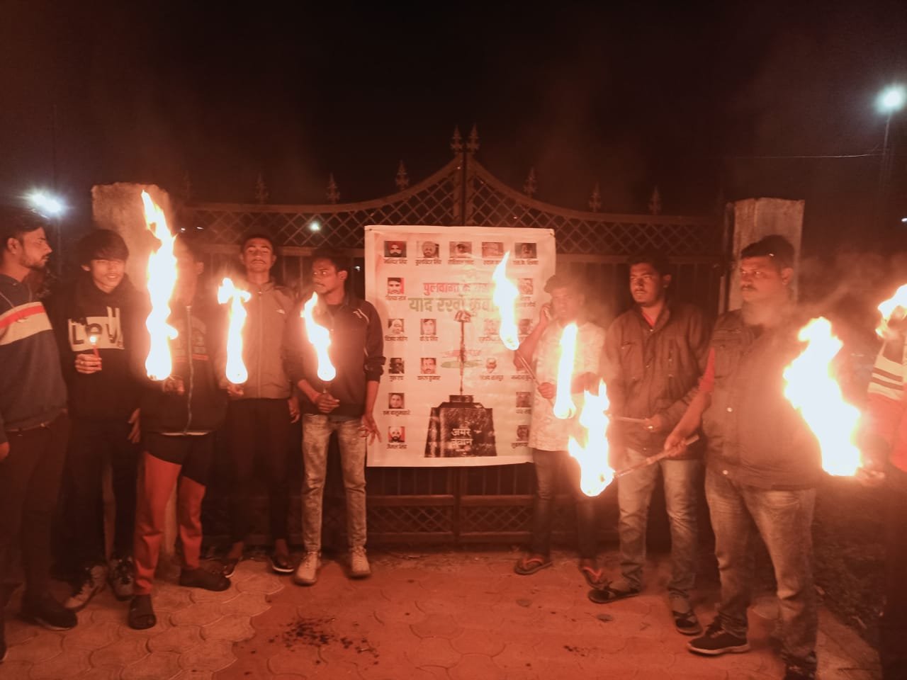 *युवाओं ने मशाल एवम कैंडल मार्च निकालकर पुलवामा के शहीदों को दी श्रद्धांजलि*