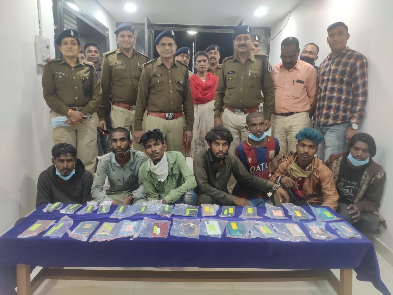 *तीन थाना क्षेत्रों के चोरी के अपराधों में संलिप्त 7 आरोपीगणों को किया गिरफ्तार, 26 मोबाईल, 4 मोटर साइकिल, 4 साइकिल,सोने का हार सहित 3 लाख 69 हजार मशरूका जप्त*
