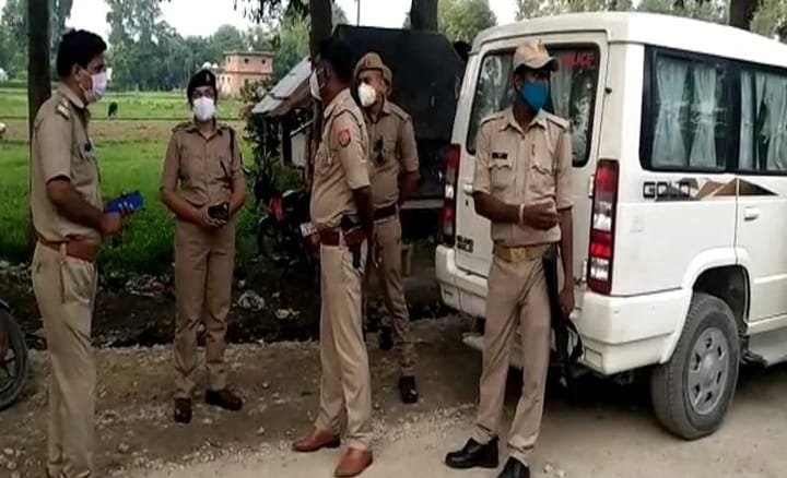 *नायब तहसीलदार ने सड़क पर पत्नी को पीटा, बुआ बचाने आई तो उस पर भी हमला