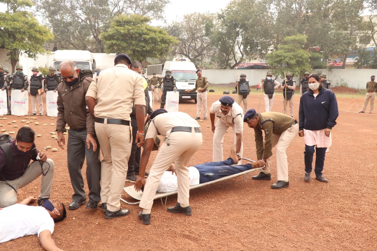 *आपातकालीन परिस्थितियों से निपटने हेतु , जवानों को दी गई ट्रेनिंग, पुलिस लाइन दुर्ग में बलवा/उपद्रवियों से निपटने जवानों ने किया अभ्यास, अश्रु गैस एवं वॉटर केनन इस्तेमाल के सीखे गुर*