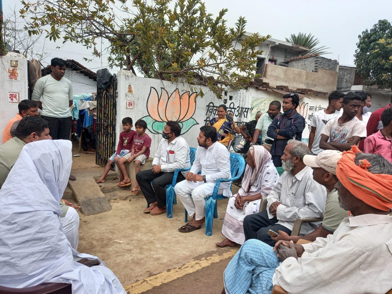*सड़क दुर्घटना में मृतकों के परिजनों के घर पहुंचा श्री राम जन्म उत्सव समिति, युवा शाखा अध्यक्ष ने बंधाया ढांढस* *सड़क दुर्घटना में मृतकों के परिजनों के घर पहुंचा श्री राम जन्म उत्सव समिति, युवा शाखा अध्यक्ष ने बंधाया ढांढस*