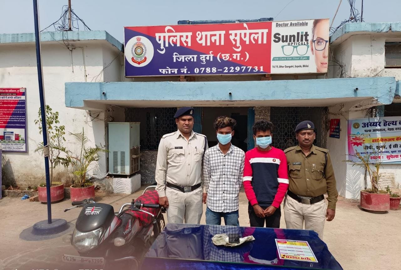 *धक्का दे नर्स को गिरा पर्स ले भागे थे बाईक सवार, थान खम्हरिया से उठा लाई पुलिस*