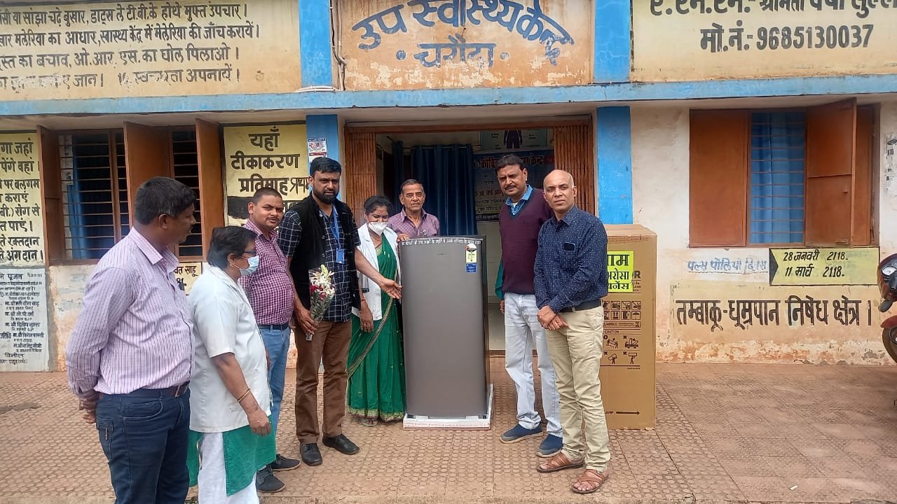 *उप स्वास्थ्य केन्द्र को समाजसेवी भाइयों ने किया फ्रिज दान*