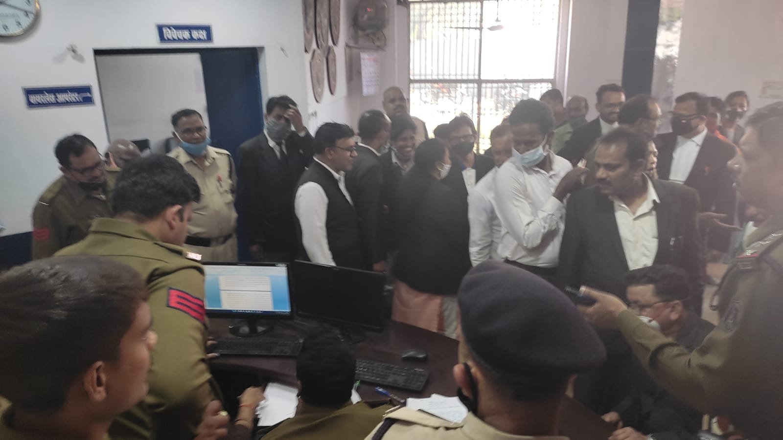 *जिला सत्र न्यायालय दुर्ग में मुवक्किल की मां ने अधिवक्ता को मारा थप्पड़, मामला पहुंचा थाने, पुलिस ने शुरू की जांच* *जिला सत्र न्यायालय दुर्ग में मुवक्किल की मां ने अधिवक्ता को मारा थप्पड़, मामला पहुंचा थाने, पुलिस ने शुरू की जांच*