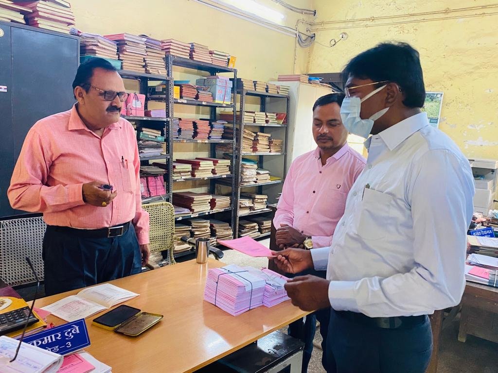 *कार्यालयीन समय में नदारद उप अभियंता एवं भृत्य को निगम आयुक्त ने थमाया नोटिस, एक कर्मचारी का हुआ प्रमोशन तो दो बड़े अधिकारियों के विभाग बदले*