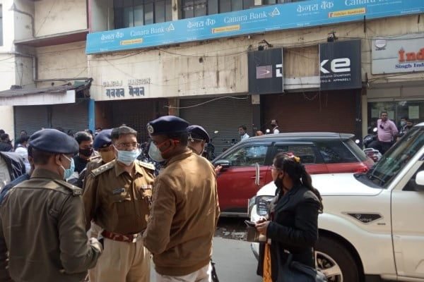*केनरा  बैंक के गेट के पास ज्वेलरी शोरूम के कर्मचारी से 32 लाख रुपये की लूट, एसएसपी मौके पर*