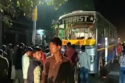 *शादी की खरीदारी कर घर लौट रहे तीन युवकों को बाराती बस ने रौंदा, मौके पर ही मौत, आज बहन की थी शादी* *शादी की खरीदारी कर घर लौट रहे तीन युवकों को बाराती बस ने रौंदा, मौके पर ही मौत, आज बहन की थी शादी*