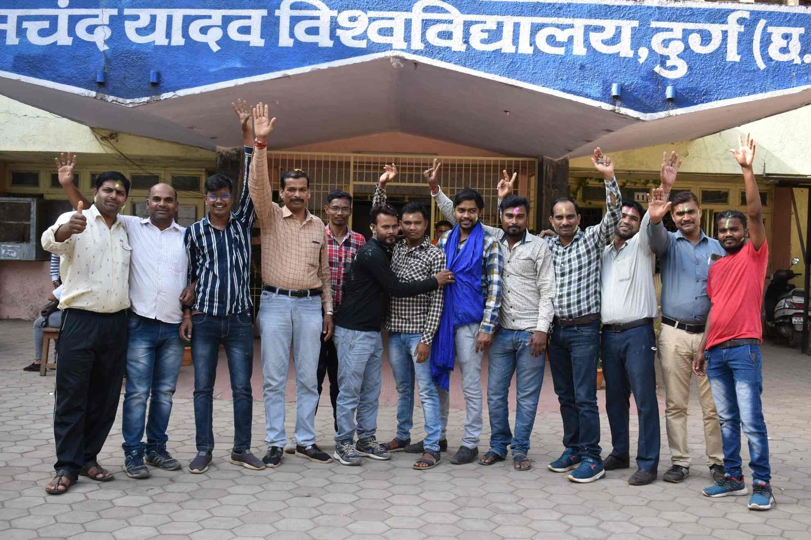 *हेमचंद यादव विष्वविद्यालय में रंगारंग होली मिलन समारोह आयोजित, हर्बल गुलाल एवं फूलों से खेली गई होली*