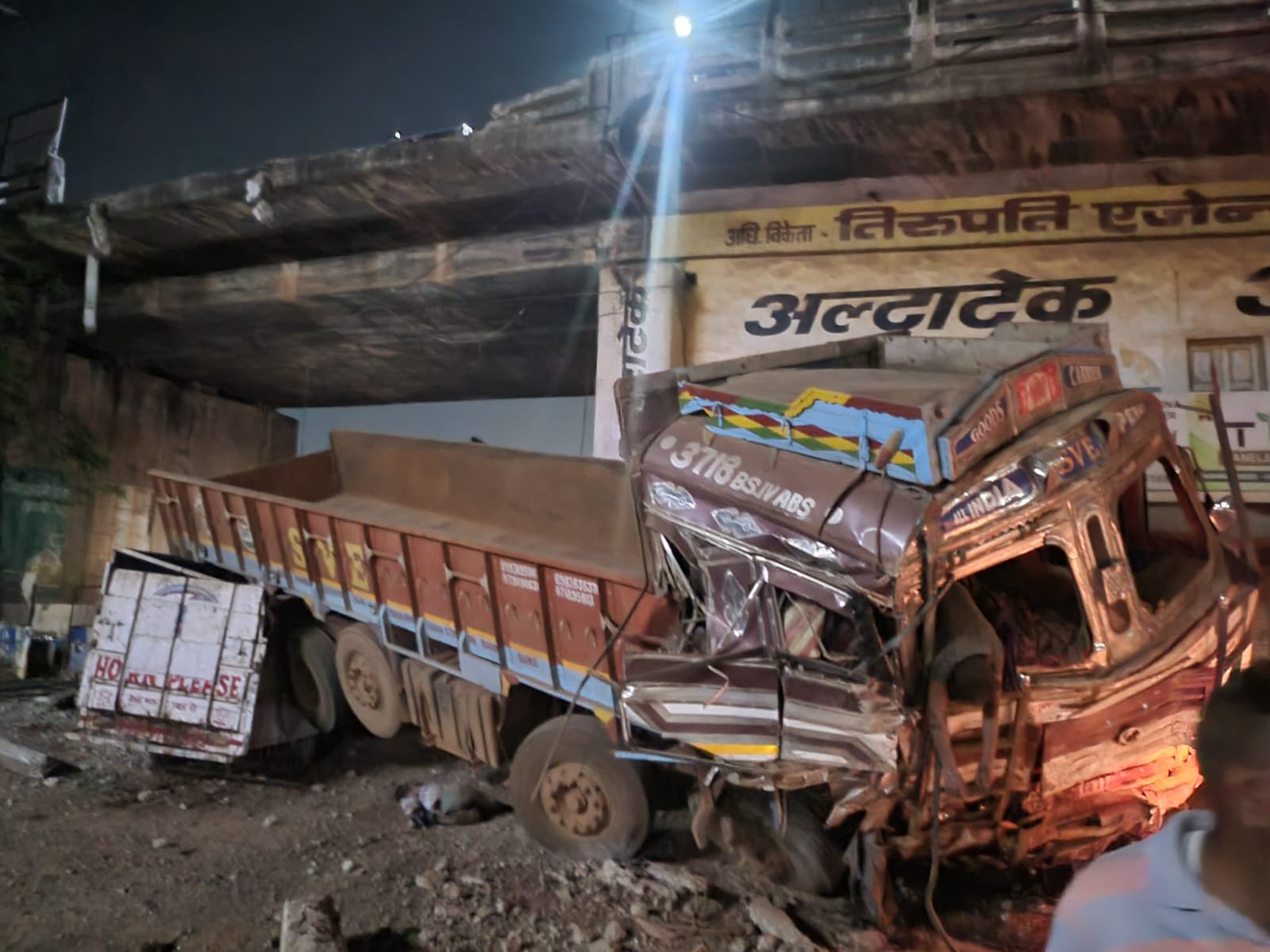 *दुर्ग ब्रेकिंग ट्रक बाईक भिडंत में घटनास्थल में 4 की मौत, ठोकर बाद फ्लाई ओवर से गिरे ट्रक एवं बाईक सवार, 4 घंटे की मशक्कत के बाद ट्रक में फसे ड्राइवर के शव को निकाला*