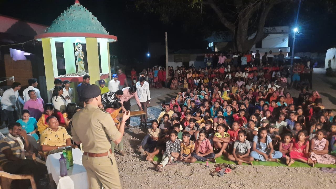 *ग्राम पोटिया (नगपुरा) में ग्रामीणों को एवं एनएसएस के छात्र/छात्राओ को सुरक्षित यातायात एवं दुर्घटना से बचने के दुर्ग यातायात पुलिस ने बताएं तरीके* *ग्राम पोटिया (नगपुरा) में ग्रामीणों को एवं एनएसएस के छात्र/छात्राओ को सुरक्षित यातायात एवं दुर्घटना से बचने के दुर्ग यातायात पुलिस ने बताएं तरीके*