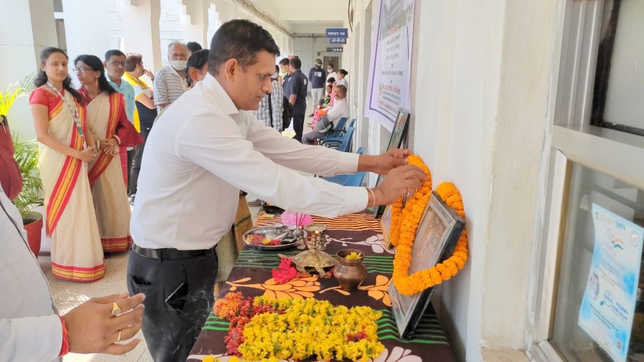 *एस.आर. हॉस्पिटल चिखली दुर्ग द्वारा आयोजित नि:शुल्क स्वास्थ्य परीक्षण शिविर डायल 112 के 40 कर्मियों एवं परिजनों का हुआ इलाज, वरिष्ठ पुलिस अधिकारियों के हाथों सफाई कर्मी हुए सम्मानित* *एस.आर. हॉस्पिटल चिखली दुर्ग द्वारा आयोजित नि:शुल्क स्वास्थ्य परीक्षण शिविर डायल 112 के 40 कर्मियों एवं परिजनों का हुआ इलाज, वरिष्ठ पुलिस अधिकारियों के हाथों सफाई कर्मी हुए सम्मानित*