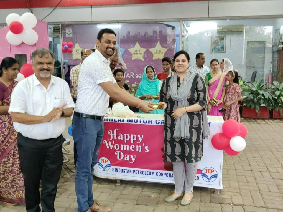 *सेक्टर 10 स्थित पेट्रोल पंप में मनाया गया अंतर्राष्ट्रीय महिला दिवस, महिला ग्राहकों ने काटा केक*