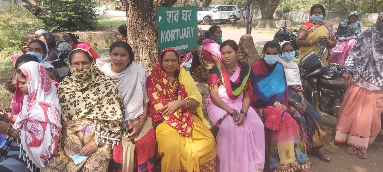*बीएसपी प्रबंधन ने सौपा अनुकंपा नियुक्ति पत्र, ठेकेदार ने दिए 1 लाख नकद, परिजनों शव लेने से किया इनकार, 28 घंटे बाद भी शव मरचुरी में*