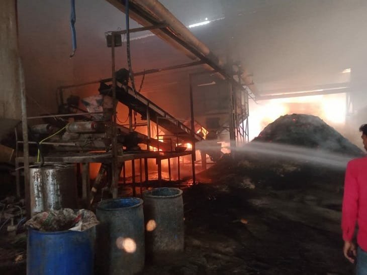 *प्लाईवुड फैक्ट्री में आग लगने से लाखों का नुकसान, पांच दमकल गाड़ियों ने तीन घंटे की मशक्कत, शार्ट सर्किट की आशंका*