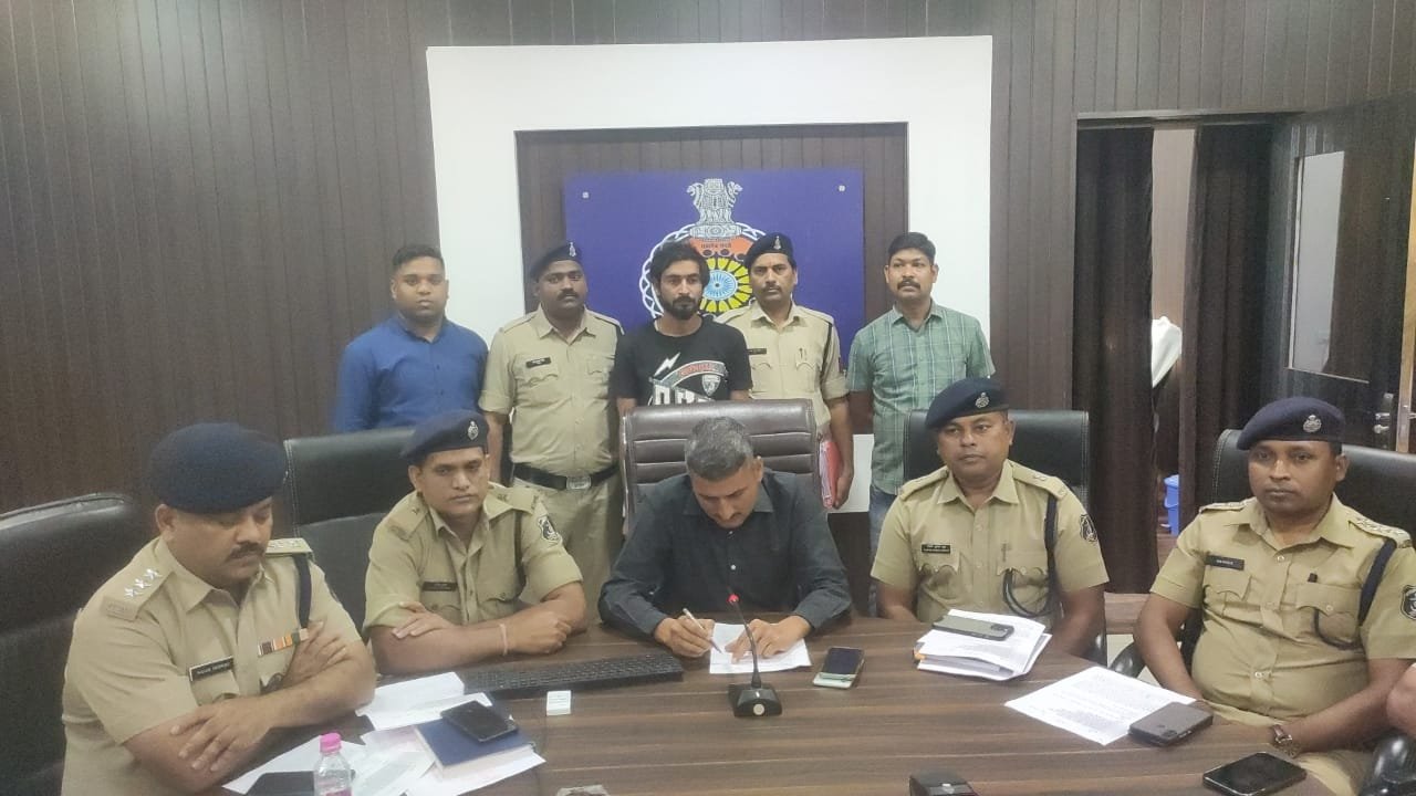 *खेतिहर मजदूर बनकर दुर्ग पुलिस ने सेक्सटॉर्सन गैंग के मुख्य आरोपी को हरियाणा से किया गिरफ्तार, युवतियों की फोटो लगाकर फेसबुक पर बनाता था फ्रेंड, फिर पुरुषों को ब्लैकमेलिंग का बनाता था शिकार पढ़ें पूरी खबर*