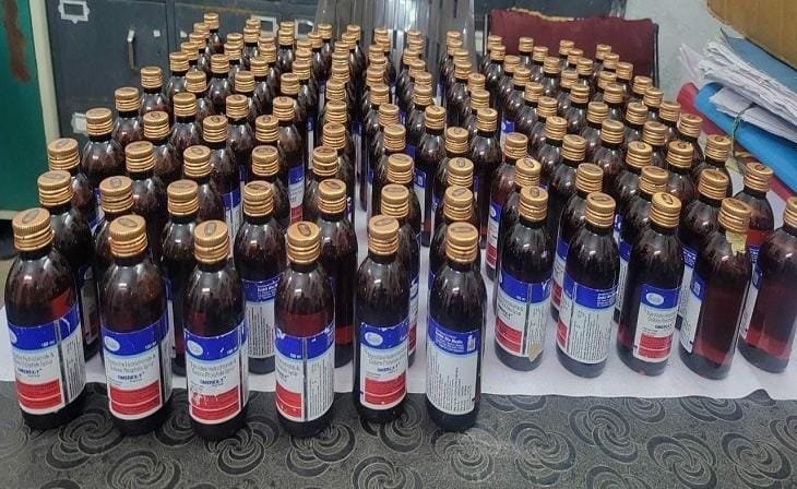 *कार्टून में नशीली कोडिन युक्त सिरप रख महिला तलाश रही थी ग्राहक, मोहन नगर पुलिस ने पकड़ा, साथ में था 2 साल का बालक*