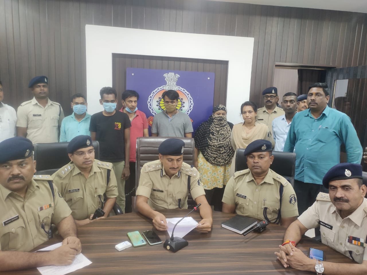 *नारकोटिक्स सेल दुर्ग ने 67 हजार नशीली दवाइयों का जखीरा किया बरामद, रायपुर का दवा प्रतिनिधि व भिलाई के श्याम मेडिकल स्टोर संचालक बेच रहे थे शहर में, महिला सहित पांच आरोपी गिरफ्तार, 30 लाख की नशीली टेबलेट जप्त*