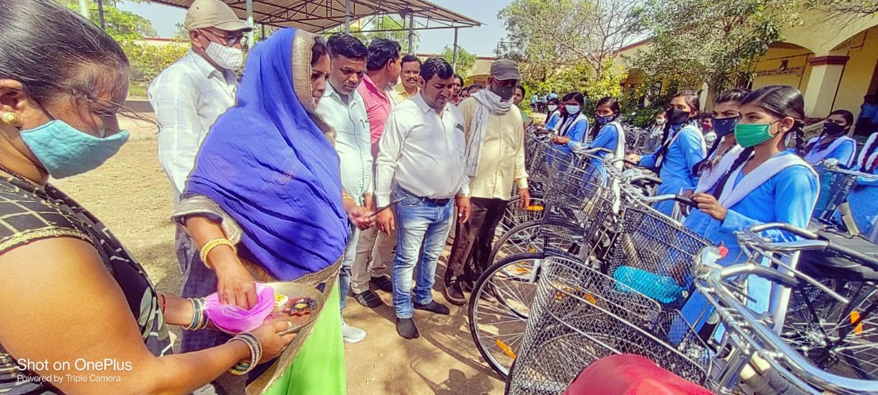 *शासकीय उच्चतर माध्यमिक शाला परसदा में छात्राओं को निशुल्क साइकिल का वितरण*